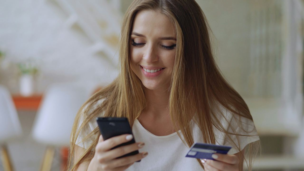 Pengguna mengoperasikan aplikasi mobile banking di ponselnya