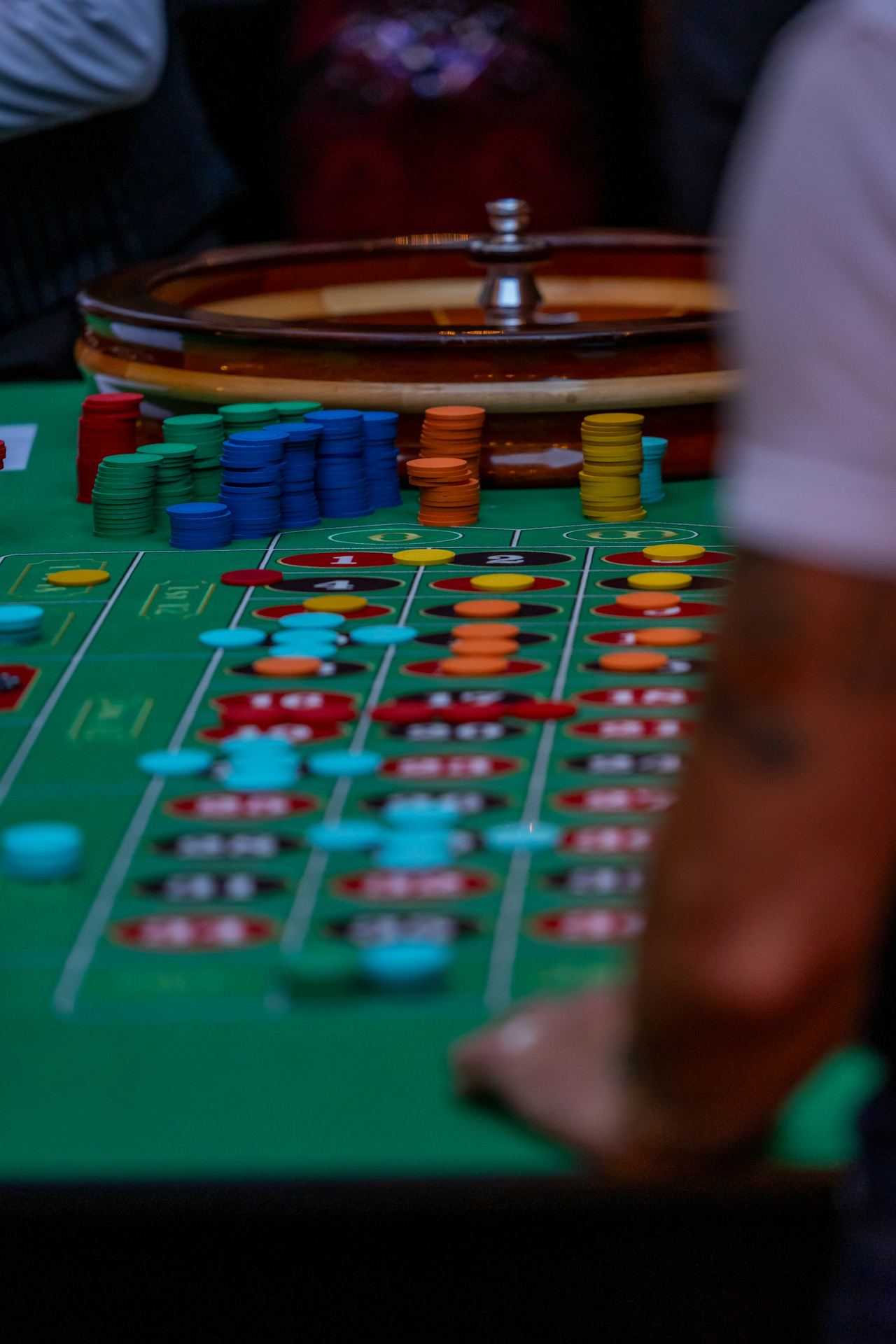 Meja permainan casino dengan tumpukan chip kartu remi