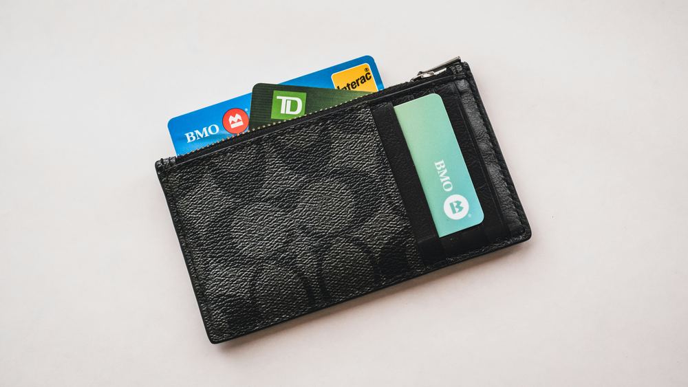 Dompet berisi uang tunai