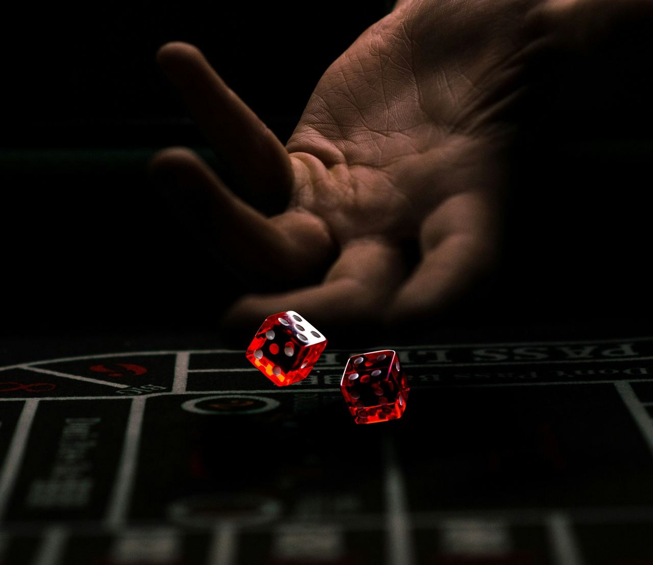 Dadu casino dan chip permainan di atas meja