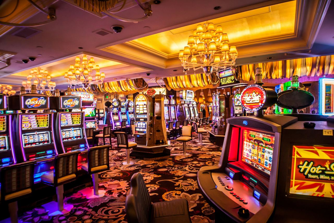 Deretan mesin slot modern di lantai kasino