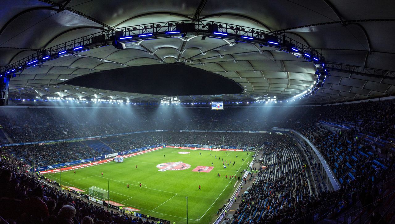 Stadion sepak bola dengan tribun penonton dari sudut pandang tinggi